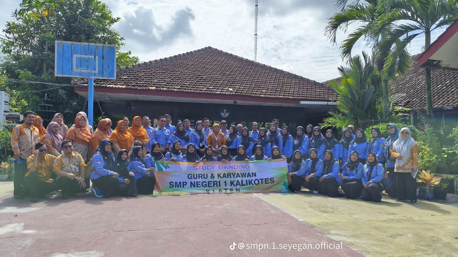 Studi Banding Guru & Karyawan SMP Negeri 1 Kalikotes di SMP Negeri 1 Seyegan